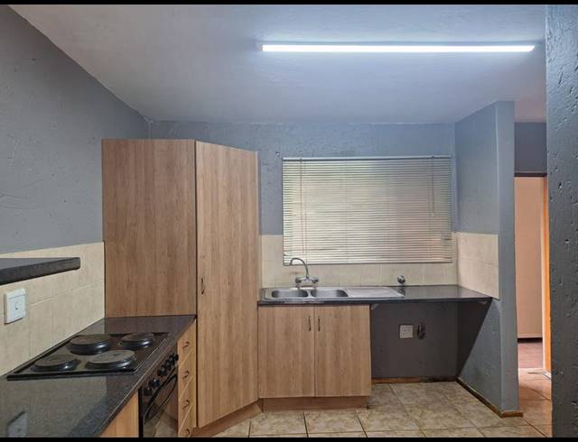 2 BEDROOM TOWNHOUSE FOR SALE IN SONNEVELD